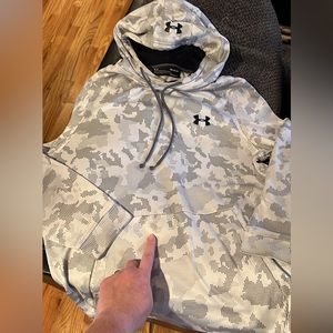 Men’s UA hoodie medium